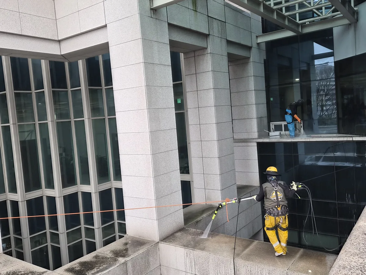 김해시 무계동 상가건물 옥상 파라펫 장비 주변 정밀 위생청소 사례 - 행진크린
