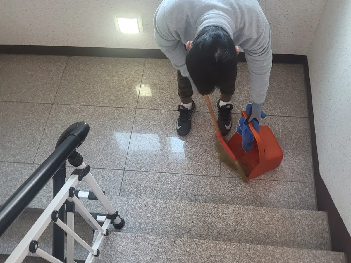 거제시 동부면 빌라 공동현관 장비 주변 정밀 위생청소 사례 - 행진크린
