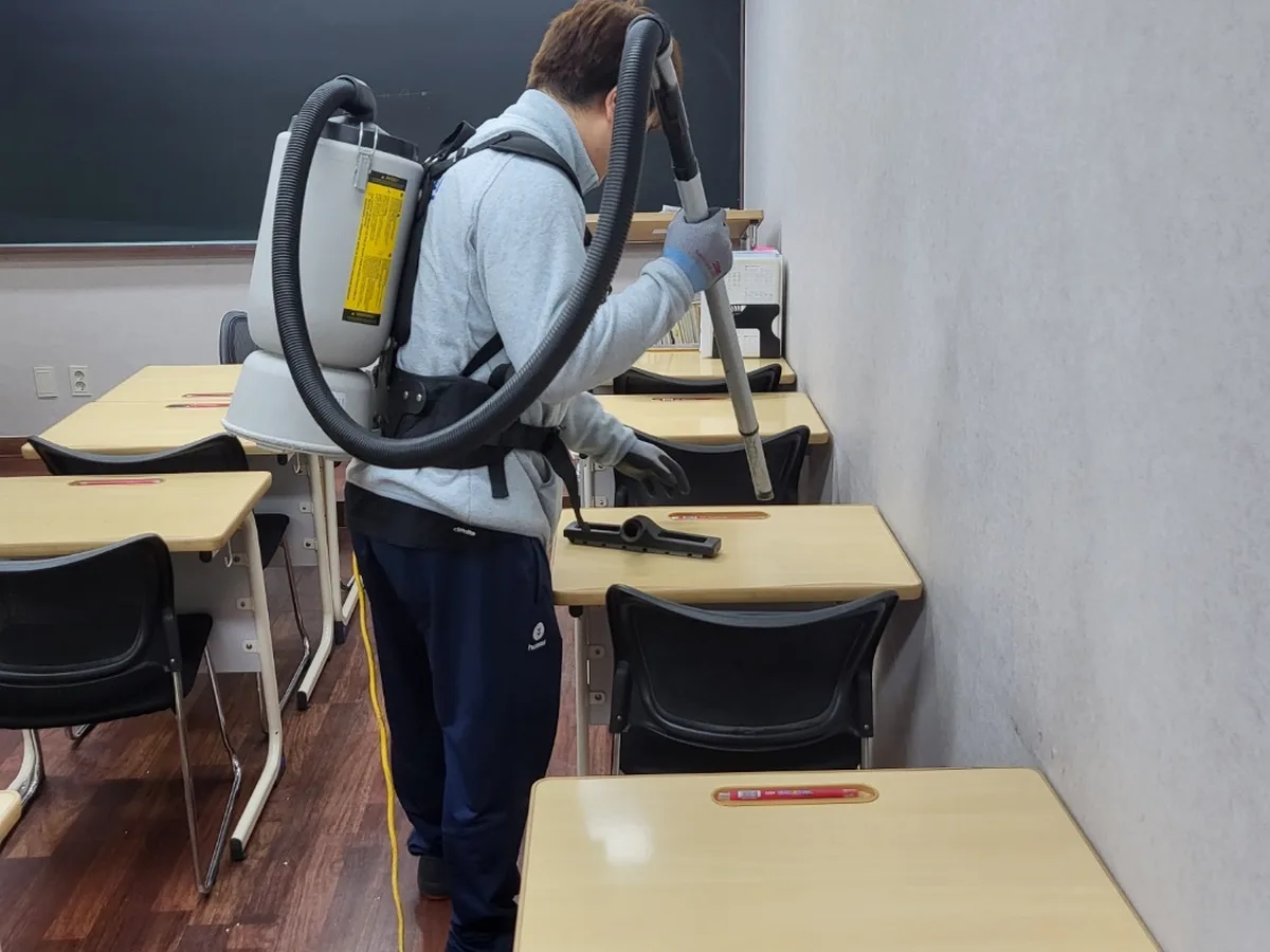 거제시 상동동 학교 현관·중앙홀 바닥 위생청소 사례 - 행진크린
