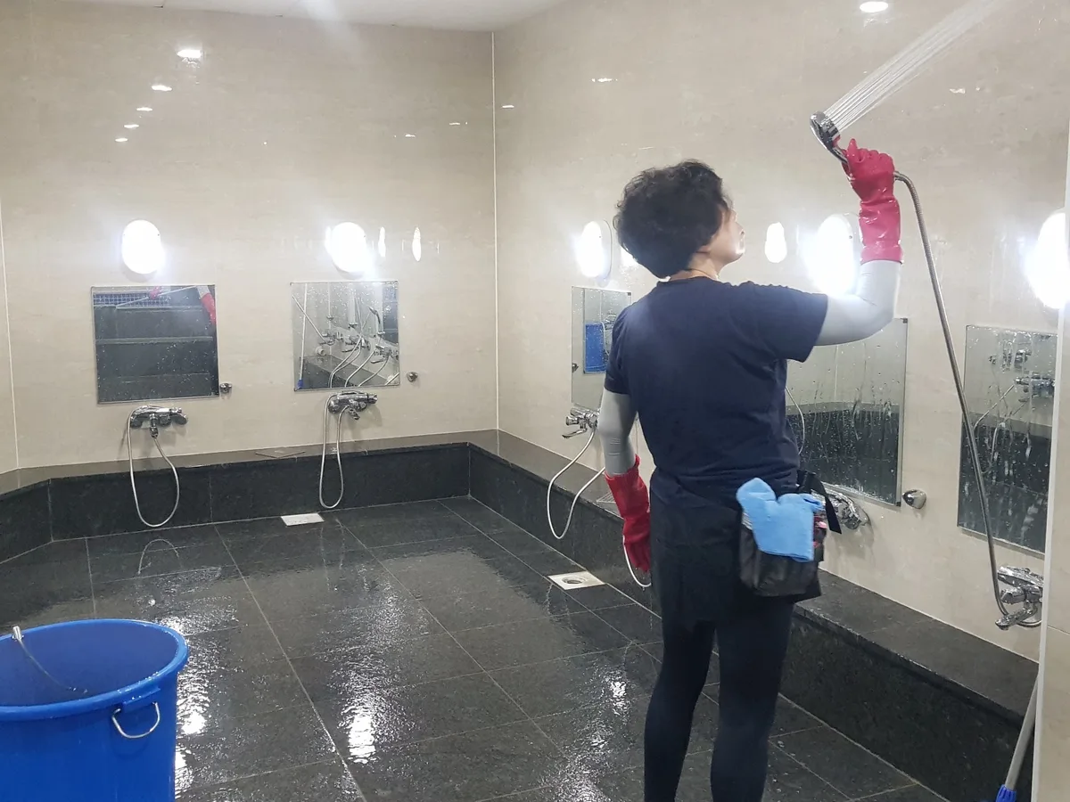 거제시 상동동 목욕탕 탈의실·파우더룸 바닥 위생청소 사례 - 행진크린